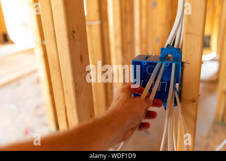 Hand Arbeiten an elektrischen Leitungen im neuen Haus Bau Stockfoto