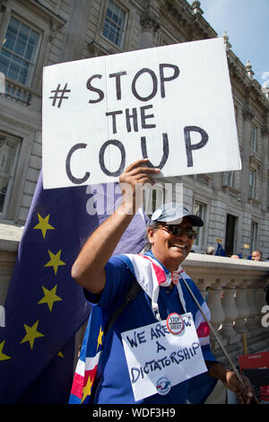 Whitehall, 29 August 2019. Bleiben Protest am Tag nach Boris Johnson verkündet die Vertagung des Parlaments. Eine Demonstrantin hält ein Schild mit der Aufschrift 'Stop Stockfoto