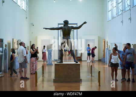 Das Poseidon von artemision von 450 v. Chr. eine Bronzestatue, die zu seinem dreizack Schleudern, im Nationalen Archäologischen Museum in Athen Stockfoto