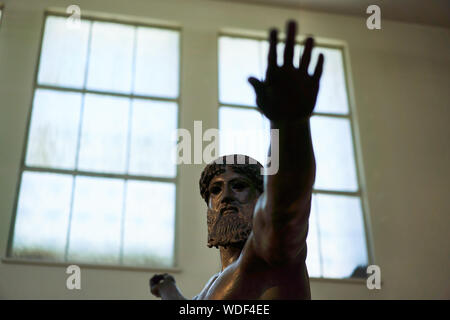 Das Poseidon von artemision von 450 v. Chr. eine Bronzestatue, die zu seinem dreizack Schleudern, im Nationalen Archäologischen Museum in Athen Stockfoto