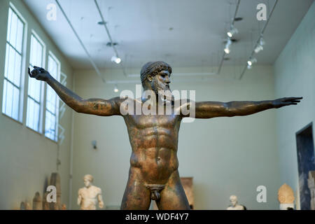 Das Poseidon von artemision von 450 v. Chr. eine Bronzestatue, die zu seinem dreizack Schleudern, im Nationalen Archäologischen Museum in Athen Stockfoto