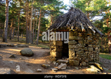 Traditionelle Hütte im Wald von Canencia Mountain Pass, Canencia, Madrid, Spanien Stockfoto