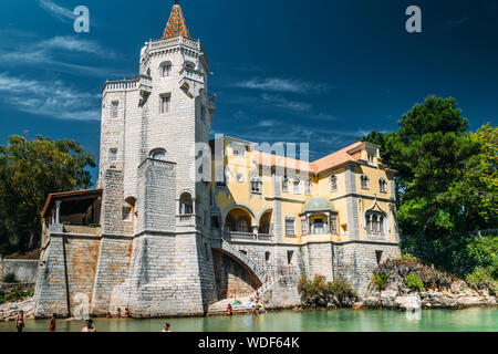 Cascais, Lissabon, Portugal - 29 August, 2019: Touristen Schwimmen an einem Strom mit Blick auf das Äußere des Condes de Castro Guimaraes Castle Museum Stockfoto