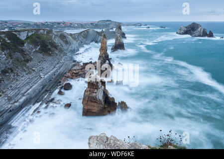 Los Urros im Arnia Küste in der Nähe von Liencres Dorf in Kantabrien, Spanien Stockfoto