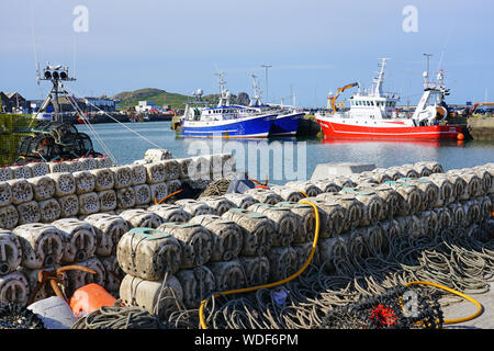 HOWTH, Irland - 27 May 2019 - Bunte Segel- und Fischerboote in Howth, einem Fischerdorf und Vorort von Dublin, Hauptstadt von Irland. Stockfoto