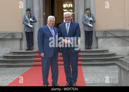 (190829) - Berlin, 12.08.29, 2019 (Xinhua) - der palästinensische Präsident Mahmud Abbas (L) trifft sich mit deutschen Präsident Frank-Walter Steinmeier in Berlin, Deutschland, 12.08.29., 2019. (Str/Xinhua) Stockfoto