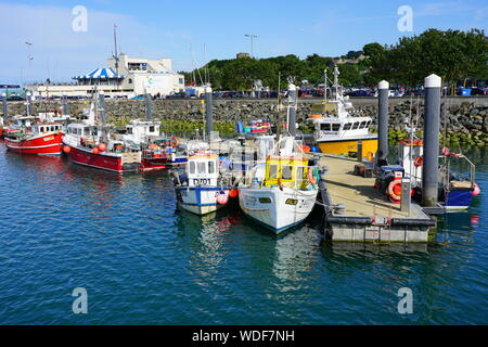 HOWTH, Irland - 27 May 2019 - Bunte Segel- und Fischerboote in Howth, einem Fischerdorf und Vorort von Dublin, Hauptstadt von Irland. Stockfoto