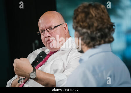 Bielefeld, Deutschland. 29 Aug, 2019. Peter Altmaier (CDU, l), Bundesminister für Wirtschaft, spricht an der Gründer Stiftung Start-up-Center. Altmaier besucht mittelständische Unternehmen in Niedersachsen und Nordrhein-Westfalen während seiner dreitägigen Reise, auch ein Signal auf Mittel an mittelständische Unternehmen. Er wurde von den Wirtschaftsverbaenden heftig kritisiert, teils, weil die kleinen und mittleren Unternehmen kaum eine Rolle in seinem industriellen Strategie gespielt hatte. Credit: Ole Spata/dpa/Alamy leben Nachrichten Stockfoto