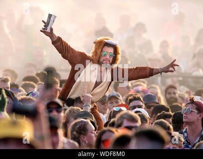 Fans von zwei Tür Cinema Club auf der anderen Bühne auf dem Glastonbury Festival 2019 in Pilton, Somerset Stockfoto