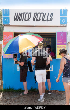 Wasser Warteschlangen in der Nähe der anderen Bühne beim Glastonbury Festival 2019 in Pilton, Somerset Stockfoto