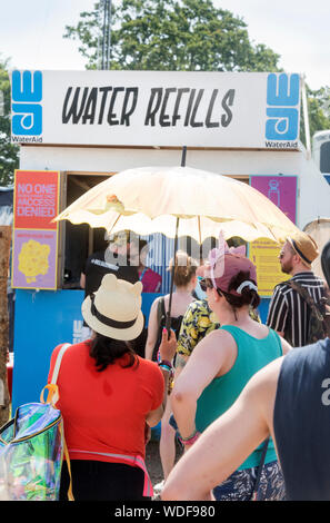 Wasser Warteschlangen in der Nähe der anderen Bühne beim Glastonbury Festival 2019 in Pilton, Somerset Stockfoto