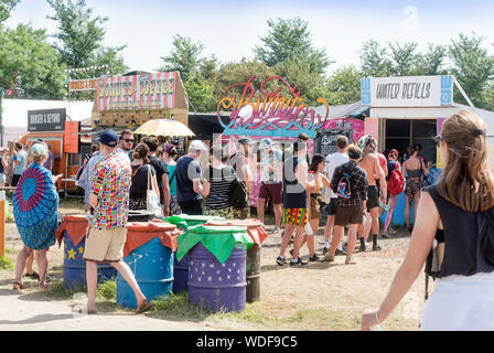 Wasser Warteschlangen in der Nähe der anderen Bühne beim Glastonbury Festival 2019 in Pilton, Somerset Stockfoto