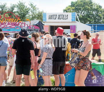 Wasser Warteschlangen in der Nähe der anderen Bühne beim Glastonbury Festival 2019 in Pilton, Somerset Stockfoto