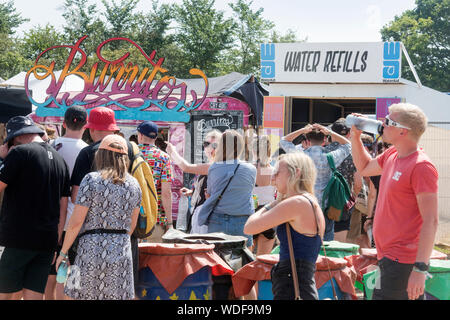 Wasser Warteschlangen in der Nähe der anderen Bühne beim Glastonbury Festival 2019 in Pilton, Somerset Stockfoto