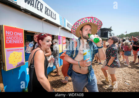 Wasser Warteschlangen in der Nähe der anderen Bühne beim Glastonbury Festival 2019 in Pilton, Somerset Stockfoto