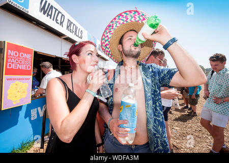 Wasser Warteschlangen in der Nähe der anderen Bühne beim Glastonbury Festival 2019 in Pilton, Somerset Stockfoto