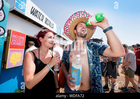 Wasser Warteschlangen in der Nähe der anderen Bühne beim Glastonbury Festival 2019 in Pilton, Somerset Stockfoto