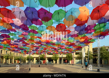 Bunte Schirme oberhalb einer Straße in Novigrad, Kroatien Stockfoto