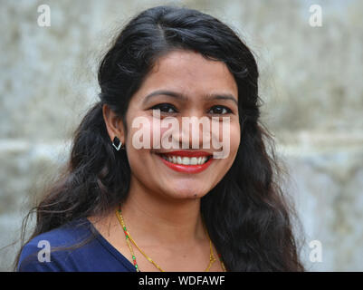 Schöne junge Nepali Hinduistische Frau mit Lippenstift Lächeln für die Kamera. Stockfoto