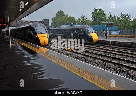 Ein paar der GWR 800 Klasse IET in strömendem Regen Oxford Bahnhof gesehen. Stockfoto