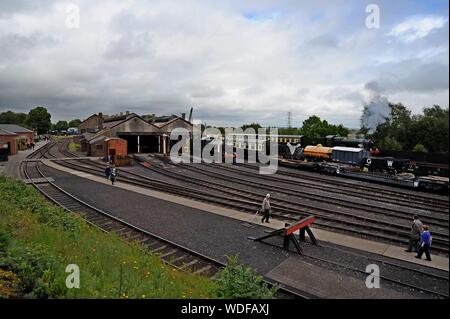 Ein Blick auf den Hof in Didcot Railway Centre, Oxfordshire, Ex-GWR Lok7903 'Foremark Hall" ist mit einem Personenzug im Hintergrund zu sehen. Stockfoto
