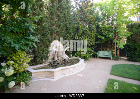 Fontaine des Trois Tritonen, oder drei Triton Brunnen, in der versunkenen Garten des Hôtel de Caumont (1715-42) Kunst Zentrum Aix-en-Provence Frankreich Stockfoto