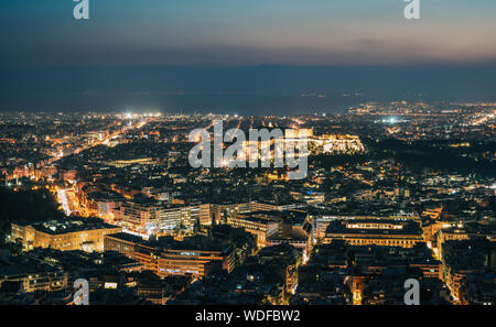 Nacht Szene von Athen, Griechenland. Athen Skyline bei Nacht vom Berg mit Blick auf die Akropolis Hügel Lykavitos gesehen. Stockfoto