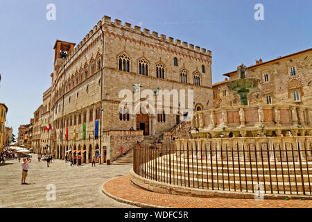 Die Fontana Maggiore und die National Gallery von Umbriain die Piazza IV Novembre in der Provinz von Perugia in Umbrien, Italien. Stockfoto