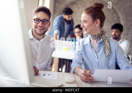 Gerne kreativ Team im Büro. Unternehmen, Neugründung, design, Menschen und Teamarbeit Konzept Stockfoto