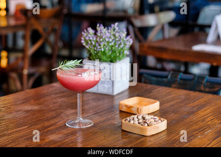 Erfrischende kalte Sommer trinken Wassermelone Slushie mit Basilikum Stockfoto