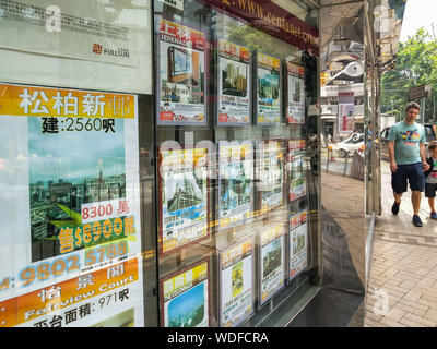 (190829) - HONGKONG, Aug 29, 2019 (Xinhua) - Foto am 12.08.24, 2019 zeigt Werbung von Eigenschaften mit senkte die Preise bei Immobilien Agentur in Wan Chai Hong Kong, South China. Hong Kong Günstige internationale Bild- und die geschäftliche Umgebung hat getrübt worden als gewalttätig und zerstörerisch Proteste bereits seit mehr als zwei Monaten. Direkten und negativen Auswirkungen der Störung auf die Wirtschaft sind im Einzelhandel, Gastronomie und Tourismus, die zu Entlassungen inmitten der starke Rückgänge bei Umsatz, die Zahl der Kunden und Einnahmen zu Resort sichtbar. (Xinhua / Liu Dawei Stockfoto