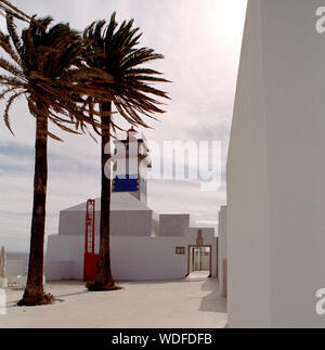 Leuchtturm UND PALMEN - Portugals Küste in der Nähe von Lisboa - Leuchtturm - PHARE-SUR LA CÔTE PRÈS DE LISBONNE - sanfte Brise - Silber Bild © Frédéric BEAUMONT Stockfoto