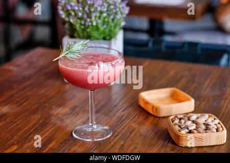 Erfrischende kalte Sommer trinken Wassermelone Slushie mit Basilikum Stockfoto