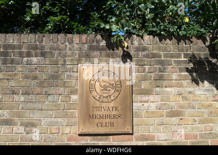 Name Plakette am Eingang zu den privaten 1869 hurlingham Club, Fulham, London, England Stockfoto