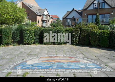 Mosaik in der Nähe von Wandsworth Bridge feiert der Oxford Universität Cambridge Boat Race, durch Mosaik Kunst begrenzt Stockfoto