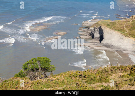 Strand in der Nähe von Sakoneta Itxaspe, Baskische Küste Geopark, Provinz Guipuzcoa, das Baskenland, Spanien Stockfoto