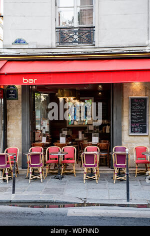 Ein traditionelles Bistro in Paris. Stockfoto