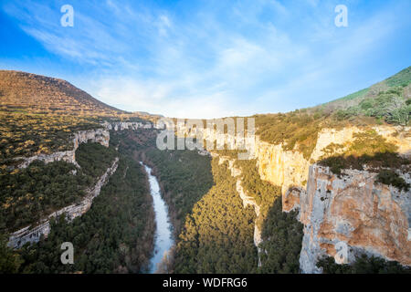 Sicht des Flusses Ebro Canyon in der Nähe von Pesquera de Ebro Dorf, Paramos region, Burgos, Spanien Stockfoto