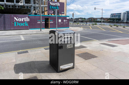 Recycling: Eine solarbetriebene Müllverdichter-Mülltonne in der Nähe des North Dock des Flusses Liffey, Dublin, Irland. Stockfoto