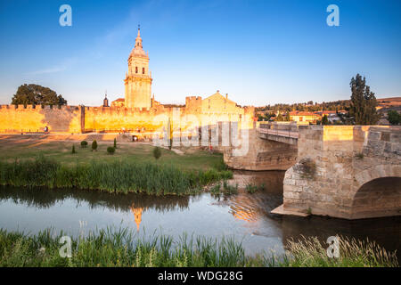 Die Alte Brücke und die Kathedrale von La Asuncion in El Burgo de Osma Dorf, Soria, Spanien Stockfoto