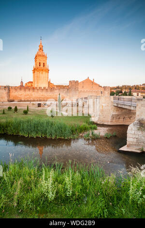 Die Alte Brücke und die Kathedrale von La Asuncion in El Burgo de Osma Dorf, Soria, Spanien Stockfoto