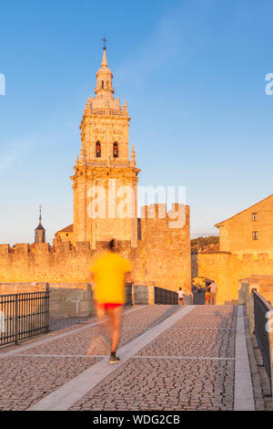 Die Alte Brücke und die Kathedrale von La Asuncion in El Burgo de Osma Dorf, Soria, Spanien Stockfoto