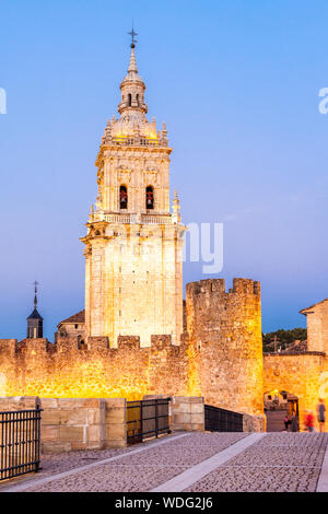 Die Alte Brücke und die Kathedrale von La Asuncion in El Burgo de Osma Dorf, Soria, Spanien Stockfoto