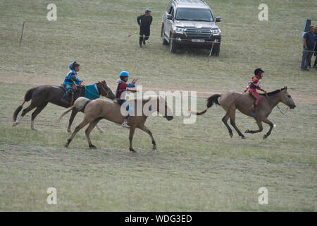 Reiter Naadam Pferderennen Wettbewerb, Mongolei Stockfoto