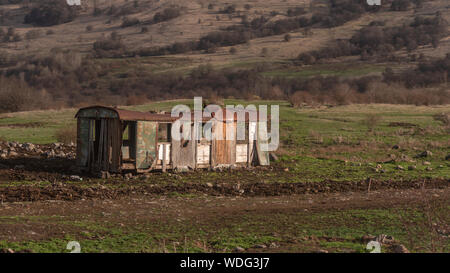 Verlassenen Waggon irgendwo in Georgien (Land), der auf ein Feld in der Nachmittag, Frühling Stockfoto