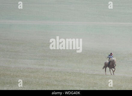 Reiter Naadam Pferderennen Wettbewerb, Mongolei Stockfoto