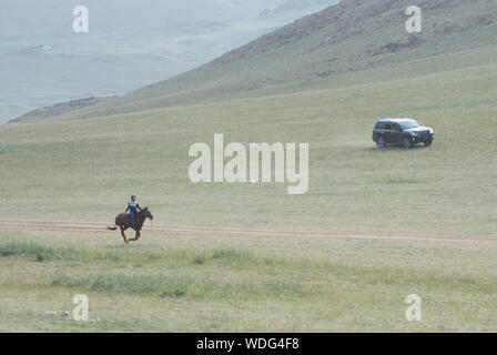 Reiter Naadam Pferderennen Wettbewerb, Mongolei Stockfoto