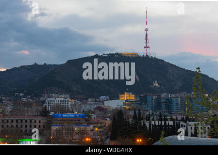 Tiflis, Georgien, Blick über Teile der Stadt Richtung Fernsehturm, Nachmittag, Sonnenuntergang im Frühjahr Stockfoto