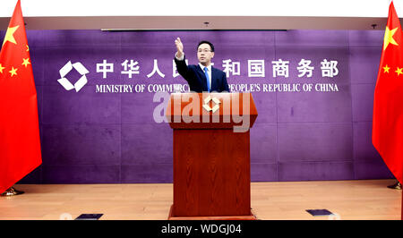 (190829) - Peking, Aug 29, 2019 (Xinhua) - Gao Feng, Sprecher des chinesischen Handelsministeriums (MOC), Gesten auf einer Pressekonferenz in Beijing, die Hauptstadt Chinas, Aug 29., 2019. (Xinhua / Pan Xu) Stockfoto