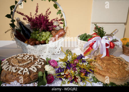 Symbolische Geschenke von den neuesten Kulturpflanzen: Brot, Fleisch, Zubereitungen und Früchte während der bundesweiten Erntedankfest auf dem Kloster Jasna Gora in Czestochowa Stockfoto